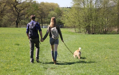 2 junge Wanderer mit Hund - Möhnesee