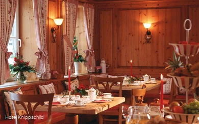 Innenansicht gemütlicher Gastraum Romantik Landhotel Knippschild