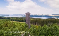 Möhnesee-Turm am Wegesrand