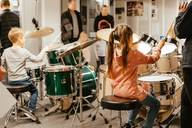 Kinder am Schlagzeug